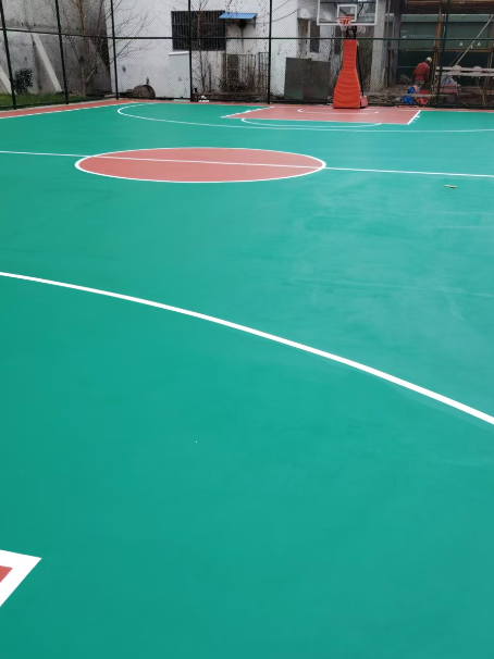 瓦房店 球场长期使用易出现地面开裂